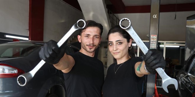 Eleman bulamadı, eşini 'motor ustası' olarak yetiştirdi