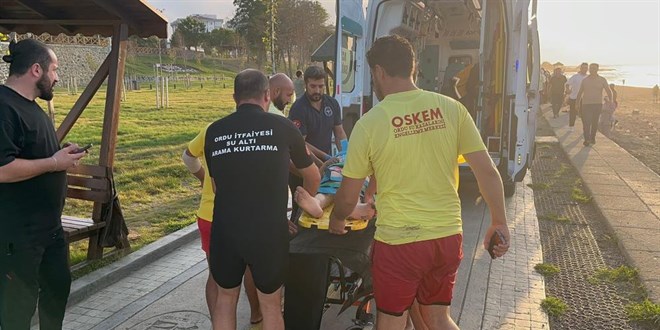 Boğulma tehlikesi geçiren çocuğu kurtarmaya çalışan öğretmen, dalgalara kapıldı