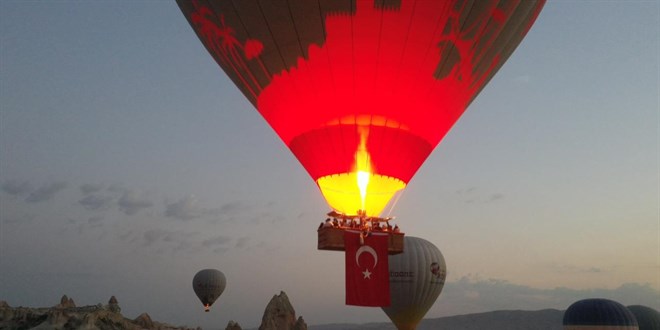 Scak hava balonlar Trk bayraklaryla utu