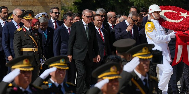 Cumhurbakan Erdoan ve devlet erkan Antkabir'i ziyaret etti
