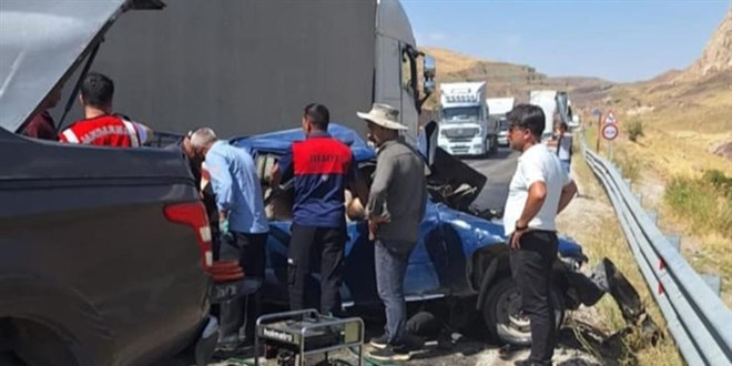 Hakkari'de tr ile pikap arpt: 3 l, 2 yaral