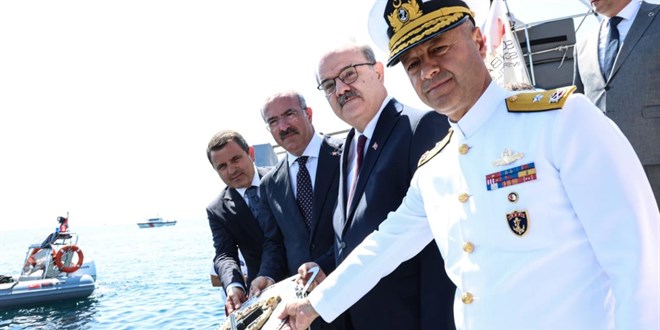 'TCG Dumlupnar' ehitleri anakkale Boaz'nda sayg dal ile anld