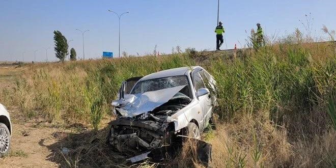 Otomobil polis aracına çarptı: 2'si çocuk 4 yaralı