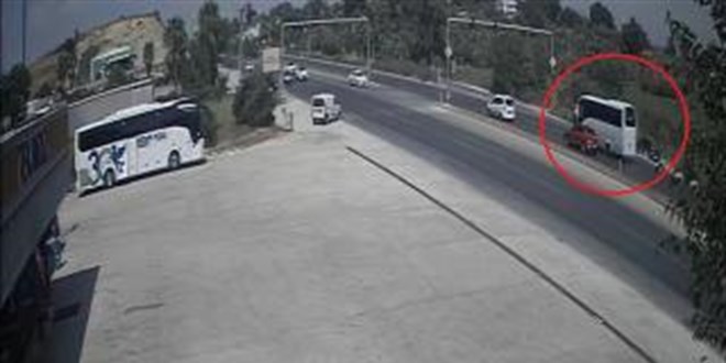 Araçlara çarpmamak için otomobilini şarampole sürdü