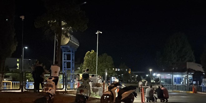 Fabrikada �elik borular ile duvar aras�nda s�k��an i��i �ld�