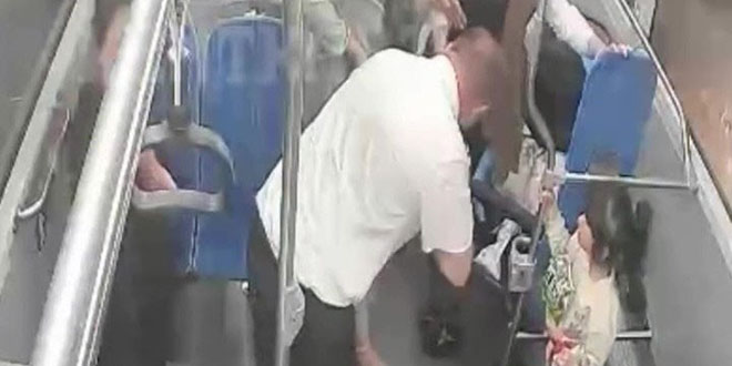 Nefes alamayan �ocu�u otob�s �of�r� hayata d�nd�rd�