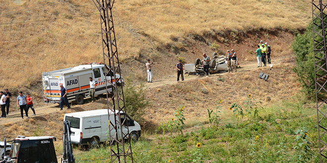 Hakkari'de �arampole devrilen pikaptaki 2 ki�i �ld�