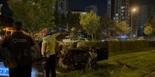 Kayseri'de otomobil kaza sonucu tramvay yoluna girdi: 1 ölü