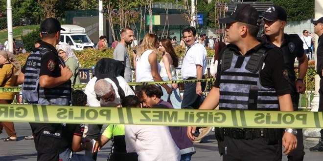 Taksim'de polis aracı kaza yaptı: 4 polis yaralı