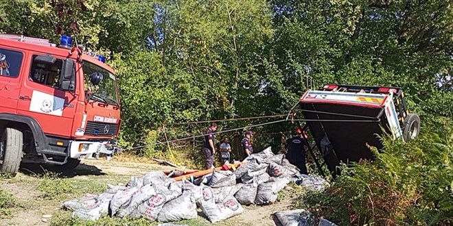 Yard�m k�m�r� da��t�lan kamyon �arampole yuvarland�: 2 �l�