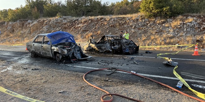 Üniversite kaydı için çıktıkları yolda yanarak can verdiler