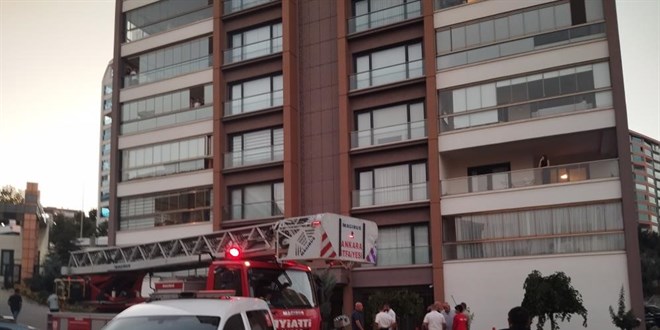 Bo�anma a�amas�ndaki e�ini �ocuklar�n�n yan�nda �ld�rd�