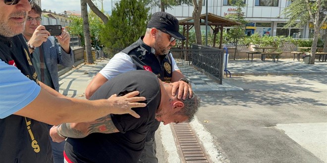 Afyonkarahisar valisi'ne hakaret eden zanlı tutuklandı!