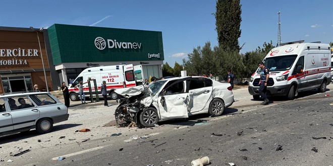 4 arac�n kar��t��� zincirleme trafik kazas�nda 1 ki�i �ld�