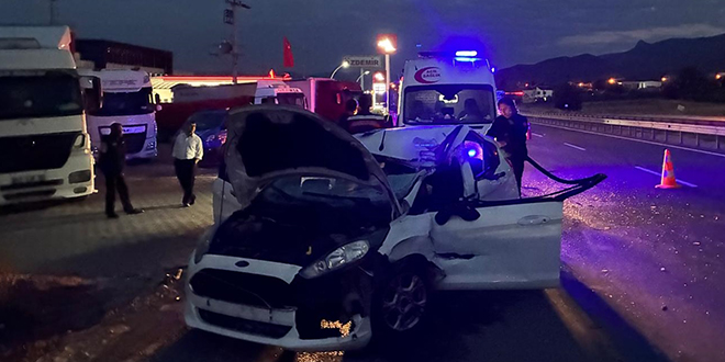 Sakarya'da t�ra �arpan otomobildeki 1 ki�i �ld�