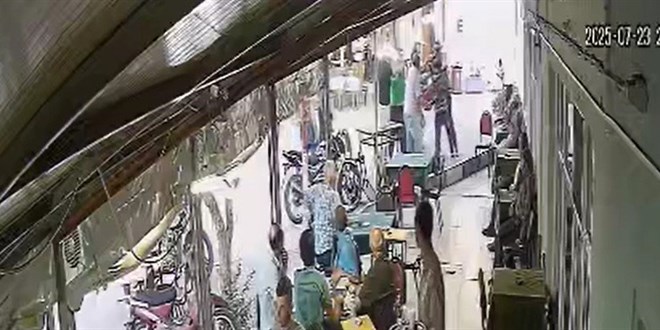 Engelli oğlu dövülen kadından adama kahvede meydan dayağı