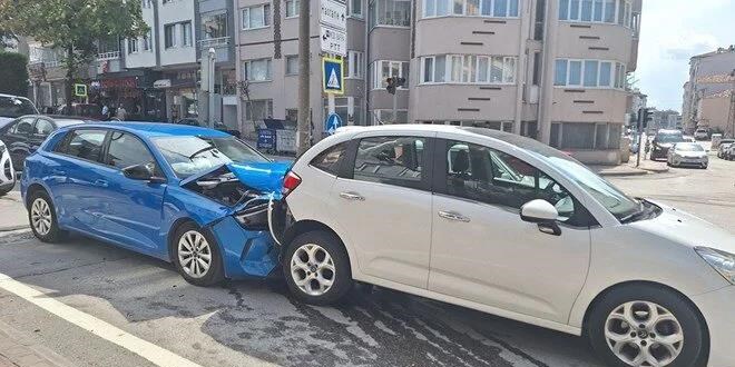 Boanmak isteyen eini aracna arparak yaralad