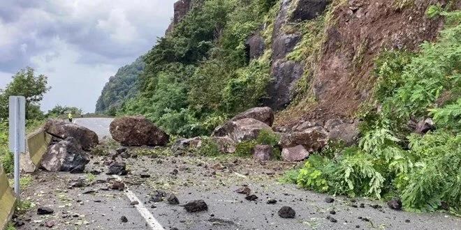 Artvin'de heyelan: Karadeniz Sahil Yolu ulaşıma kapandı