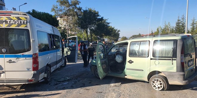 Öğrenci servisi kaza yaptı! 8'i öğrenci 9 kişi yaralı