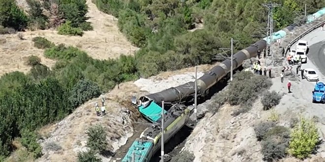 Malatya'da iki yük treninin çarpıştığı kazada makinist yaralandı