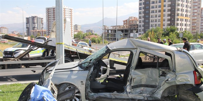 Kayseri'de iki otomobilin arpt kazada 2 kii ld
