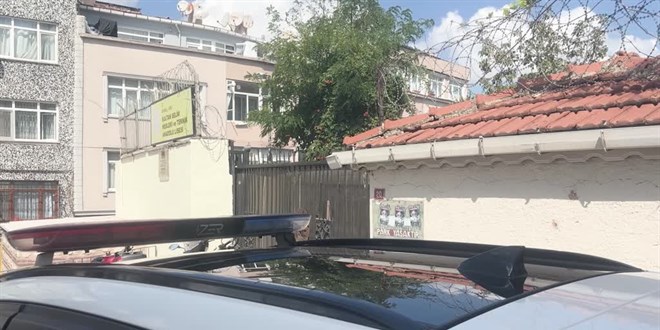 500 yllk tarihi okul binasna 3 ocuk yaz yazp sembol izdi