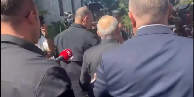 Kılıçdaroğlu soruları duymazdan geldi, sırtını dönüp uzaklaştı