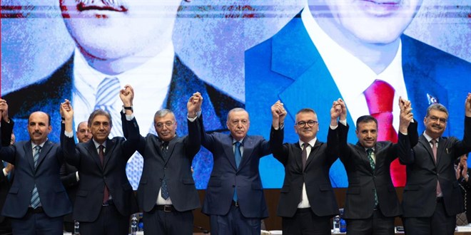 AK Parti'ye 2 belediye bakan daha katld!