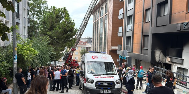 K���k�ekmece'de 5 katl� binada ��kan yang�nda 1 ki�i �ld�