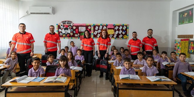 Kullanım ömrü biten uçak koltuğu kumaşları okul çantasına dönüştü
