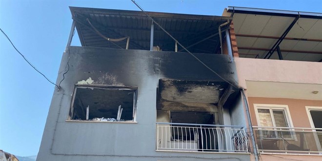 Manisa'da evini atee veren baba ld, olu yaraland