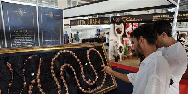 Kur'an- Kerim'in 604 sayfas tespihe nakedildi