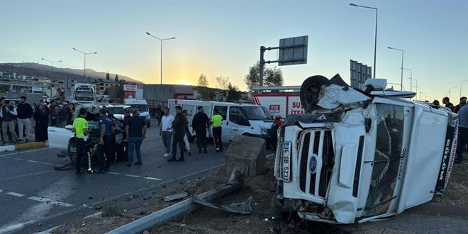 Sivas'ta otomobille çarpışan minibüsteki 15 tarım işçisi yaralandı