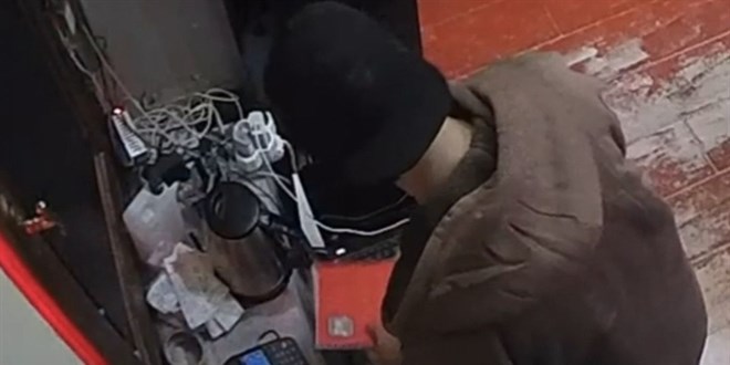 1 ay önce işe başladığı dükkanı soydu: Telefonu 'Şuna bak' diyerek çaldı