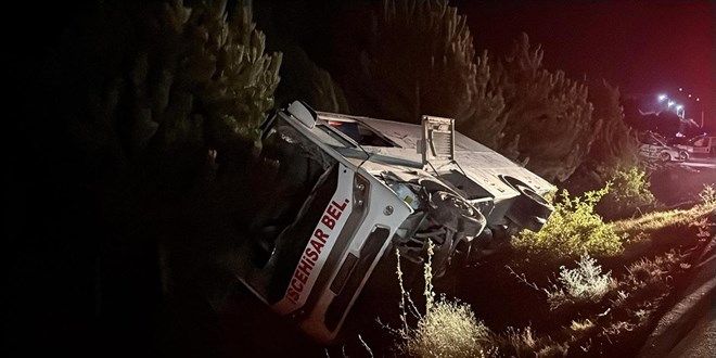 Yolcu midibüsü kayganlaşan yolda devrildi: 12 yaralı