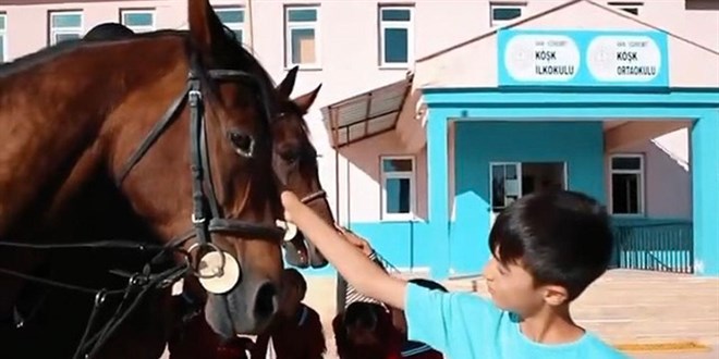 Atlı timlerden okul çevrelerinde güvenlik denetimi