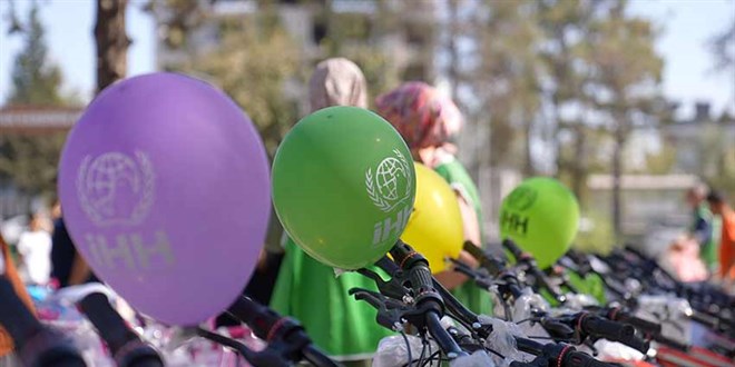 İHH'dan deprem bölgelerinde 1000 çocuğa bisiklet hediyesi