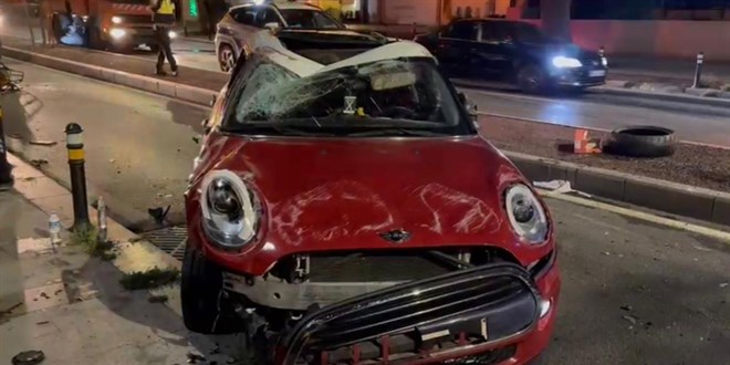 Kadıköy'de ağaca çarpan otomobil takla attı: 2 yaralı