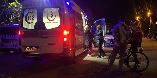 Konya'da parkta üvey babasını bıçakladı
