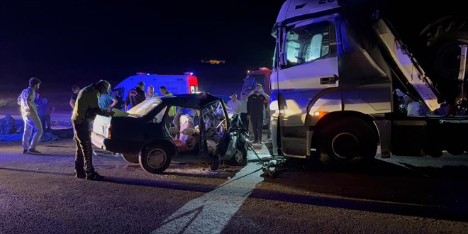 Kahramanmaraş'ta tır ile otomobilin çarpıştığı kazada 3 kişi öldü