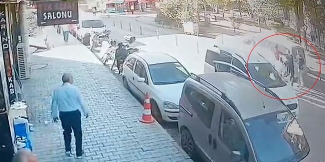 Elaz��'da bir grup yolda y�r�yen 3 ki�inin yolunu kesip darbetti