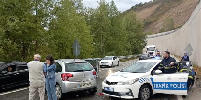 Kazaya mdahale eden polis aracna otomobil arpt: 2'si polis 8 yaral