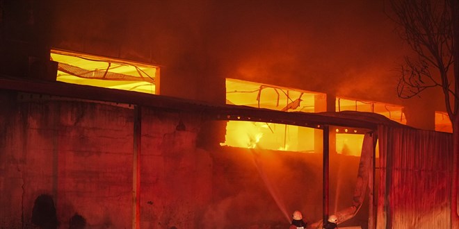 �zmir'de mobilya fabrikas�nda ��kan yang�n kontrol alt�na al�nd�