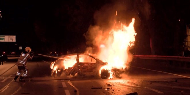 Otomobil Takla Att�: Yola 5 ki�i Savruldu