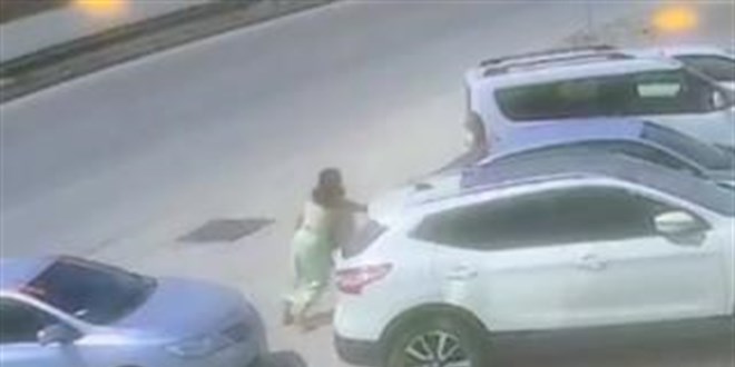 Hareket eden arac� tek eliyle durdurdu