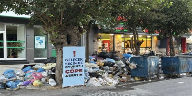 İzmir'de çöp dağları: Kentin dört bir yanına pankartlar koyuldu