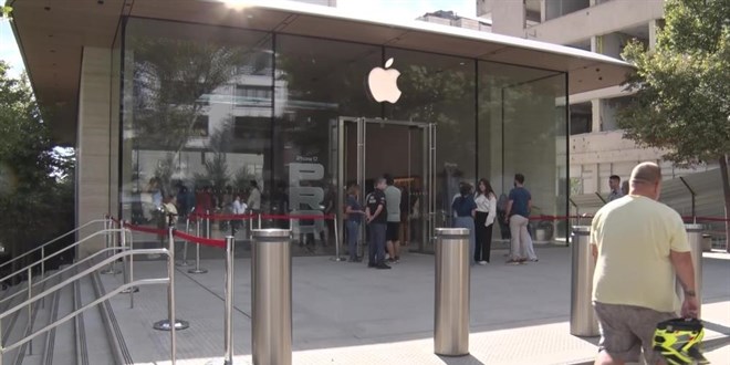 Yeni iPhone 17 T�rkiye'de ilgi g�rmedi, ma�aza �nleri bo� kald�