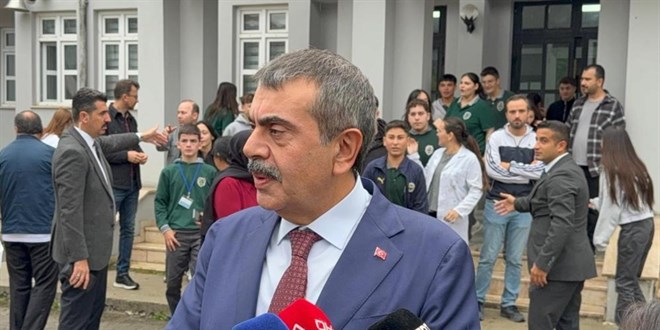 Habersiz ziyaret: Nbeti retmen Bakan Tekin'i veli sand