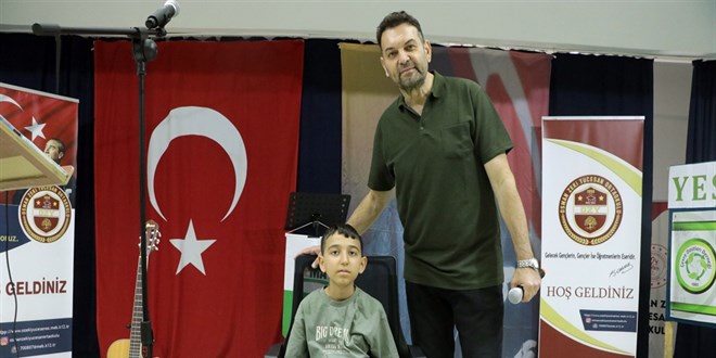 SMA'l Salih, mzik retmeni babasyla okullarda konser veriyor