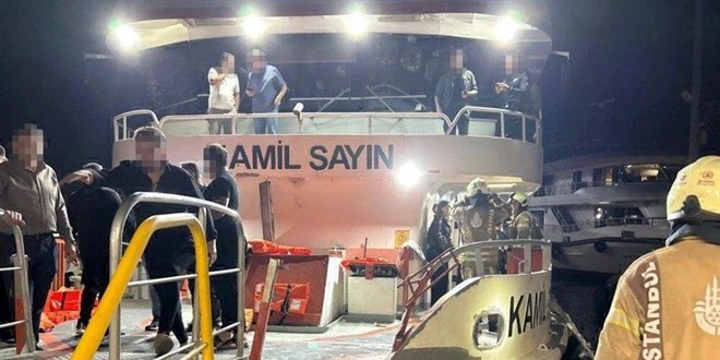 �stanbul Bo�az�'nda yolcu motoru ile y�k gemisi �arp��t�: 2 g�zalt�